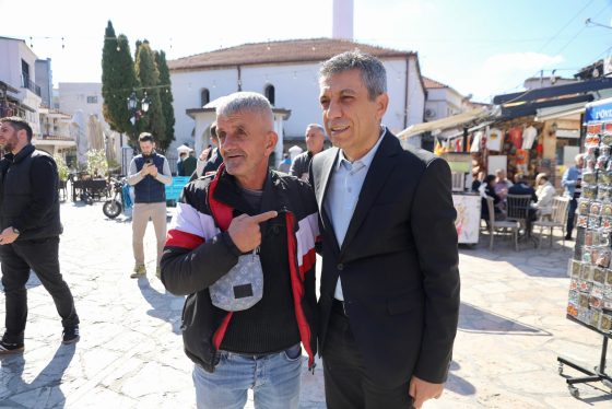 Sot në Çarshi, mes njerëzve.