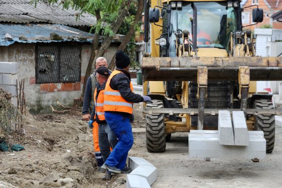 3 milionë denarë për rikonstruksionin e rrugës “Banatska” në lagjen Tophanë të Komunës së Çairit